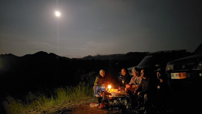 Berbuka bersama di puncak Bukit Kuik Ponorogo