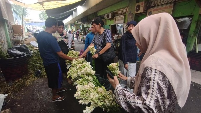 Berburu bunga menjadi salah satu tradisi warga DKI Jakarta menjelang Lebaran. Bunga sedap malam menjadi salah satu bunga paling dicari warga yang hendak Lebaran 2024.