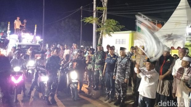 Bupati Manggarai Barat Edistasius Endi mengangkat bendera melepas pawai malam takbiran di Labuan Bajo.