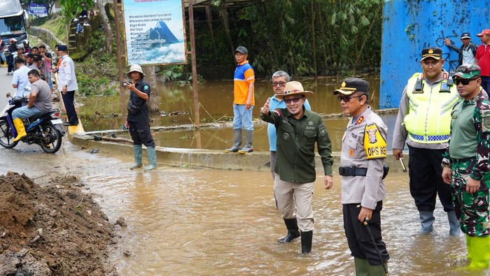 Bupati Tanah Datar, Eka Putra  meninjau lokasi terdampak banjir lahar dingin. (Dok Humas Pemkab Tanah Datar)