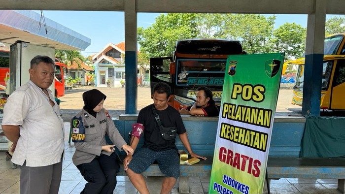 Petugas Subsatgas Dokkes Polres Jepara memberikan pelayanan pemeriksaan kesehatan bagi pemudik di Terminal Jepara