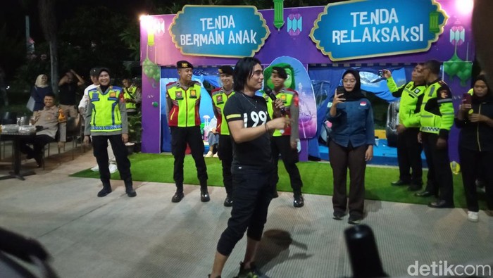 Charly van Houten hibur para pemudik di Rest Area 228 A Tol Kanci-Pejagan