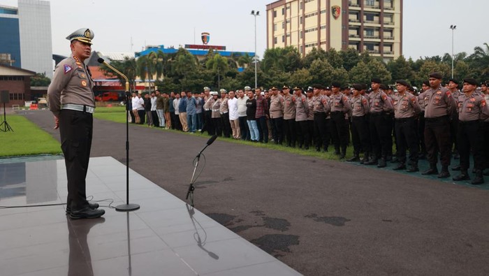 Dirlantas Polda Jatim Kombes Komarudin memimpin apel Malam Lebaran di Markas Polda Jatim.