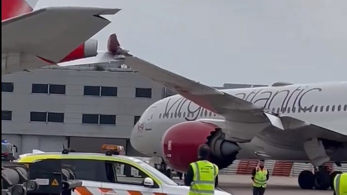 Dua sayap pesawat saling senggol di Bandara Heathrow London Sabtu (6/4/2024)