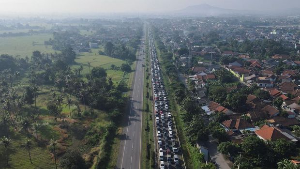 Foto udara menuju puncak hari lebaran atau H-1 (9/4/2024), antrean kendaraan di pelabuhan Merak, Banten masih terjadi.  (REUTERS/Yuddy Cahya Budiman)