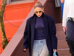 Ikon Fashion Sejati, Jennifer Lopez Tetap Stylish Meski Pakai Jeans Dekil