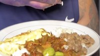 Di Instagramnya sendiri, King Abdi rajin mengunggah video masak sampai video cicip makanan dengan gayanya yang nyentrik. Foto: Instagram @kingabdi_jajanmercon