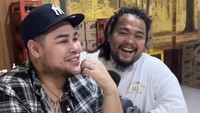 Dekat dengan Ivan Gunawan, King Abdi pernah memasak aneka makanan spesial untuk presenter dan designer ternama ini. Foto: Instagram @kingabdi_jajanmercon