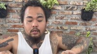 Hobi makan pedas, King Abdi tunjukkan keahliannya menyantap ikan goreng dengan sambal penyet di cobek jumbo. Foto: Instagram @kingabdi_jajanmercon