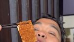 Gaya Masak Nyentrik King Abdi Jajan Mercon Rekan Bisnis Babe Cabita