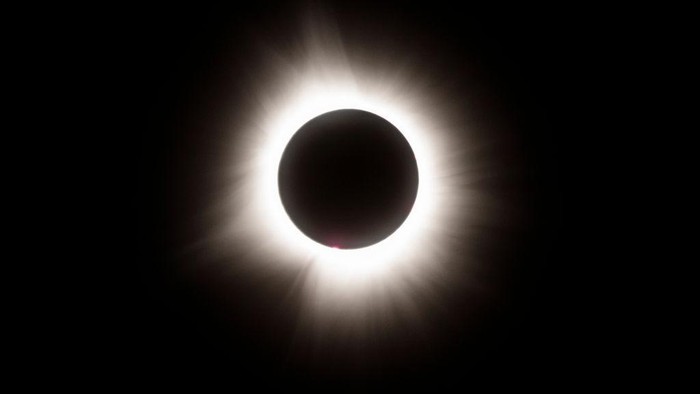 Gerhana Matahari Total 8 April 2024, Ini Potret Fenomena Uniknya! LAKE CARMI, VERMONT - APRIL 08: The moon crosses in front of the sun during the Great North American Solar Eclipse on April 08, 2024 in Lake Carmi, Vermont. Millions of people have flocked to areas across North America that are in the