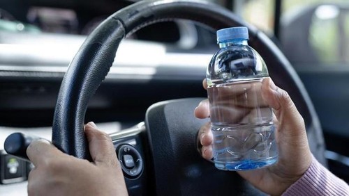 Ilustrasi Air Mineral di Mobil