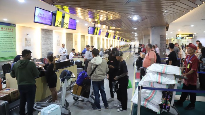 Ilustrasi - Lalu lalang penumpang pesawat di Bandara I Gusti Ngurah Rai, Bali, Senin (8/4/2024). (Foto: Humas PT AP I Bandara Ngurah Rai)