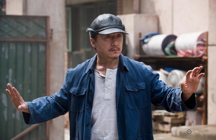 Jackie Chan sebagai Han di The Karate Kid (2010).