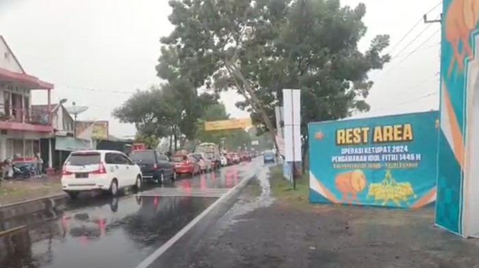Jalur Malangbong-Limbangan Garut, Selasa (9/4), turun hujan.