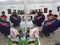 Begini Nih Nasib Tukang Cukur Pas Mau Lebaran