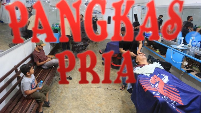 Jasa Pangkas Rambut Banjir Pelanggan Jelang Lebaran Pekerja memangkas rambut pelanggan di salah satu tempat pangkas rambut di Meulaboh, Aceh Barat, Aceh, Senin (8/4/2024). Menjelang Idul Fitri 1445 Hijriah, tukang cukur di daerah tersebut mengaku kebanjiran orderan dari hari biasa rata-rata 5 sampai 15 pelanggan per hari menjadi 40 hingga 75 pelanggan per hari dengan tarif berkisar antara Rp25 ribu hingga Rp35 ribu per kepala. ANTARA FOTO/Syifa Yulinnas/nym.