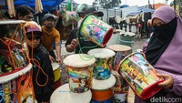 Pedagang menyiapkan hingga 300 bedug dan kini hanya menyisakan puluhan bedug.