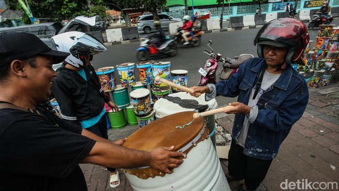 Jelang Lebaran, Penjualan Bedug di Tanah Abang Meningkat Pengunjung mencoba bedug di Kawasan Tanah Abang, Jakarta, Selasa (9/4/2024).