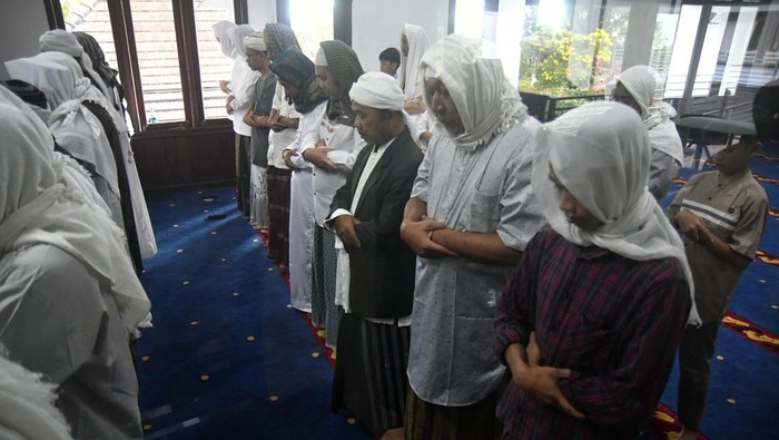 Jamaah Tarekat Naqsabandiyah Al Kholidiyah Jalaliyah bersalaman usai melaksanakan shalat Idul Fitri di Masjid Rumah Suluk Darussalam, Cigombong, Kabupaten Bogor, Jawa Barat, Selasa (9/4/2024). Rumah Suluk Darussalam yang merupakan pusat Tarekat Naqsabandiyah se-Pulau Jawa tersebut menggelar shalat Idul Fitri 1 Syawal 1445 Hijriyah berdasarkan hasil penghitungan pergantian bulan menggunakan metode hisab qomariah yang telah digunakan secara turun temurun. ANTARA FOTO/Arif Firmansyah/pras.