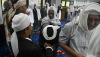 Mereka menggelar salat Idul Fitri 1 Syawal 1445 Hijriyah berdasarkan hasil penghitungan pergantian bulan menggunakan metode hisab qomariah yang telah digunakan secara turun temurun.