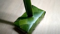 Ketupat geleng atau ketupat balok mirip dengan ketupat bata yang sebelumnya. Hanya saja pada jenis ketupat ini tidak memiliki sisa janur yang menjuntai. Foto: Istimewa