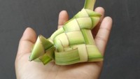 Tampak rumit, ketupat yang satu ini memiliki bentuk seperti huruf P yang terbalik. Ketupat sidapurna dilengkapi hiasan janur cantik menyerupai pita di salah satu sudutnya. Foto: Istimewa