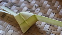 Mirip dengan ketupat jago, ketupat sari juga dibuat berbentuk segitiga. Hanya saja ketupat ini dibuat dengan ukuran yang lebih kecil. Foto: Istimewa