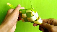 Menggunakan empat helai janur dengan dua warna yang berbeda, ketupat debleng atau ketupat sintok melambangkan kecantikan. Biasanya disajikan oleh ibu hamil yang menginginkan anak perempuan. Foto: Istimewa