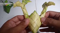Bentuknya yang unik, ketupat pendawa ini mirip seperti rambut yang dikepang dua. Di bagian tengah terdapat bentuk segitiga yang besar dengan dua anyaman memanjang di sisi kanan dan kiri. Foto: Istimewa