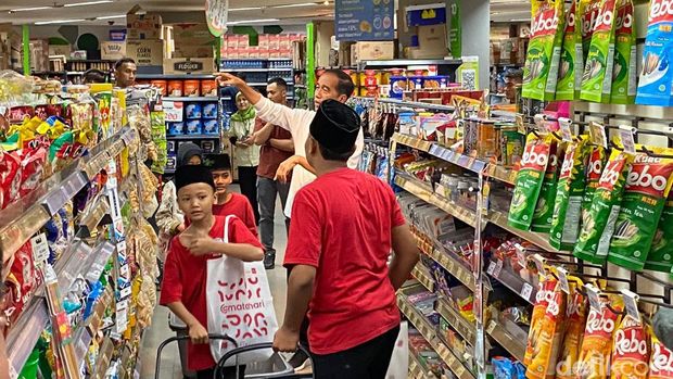 Jokowi belanjakan anak yatim di Atrium Plaza Senen.