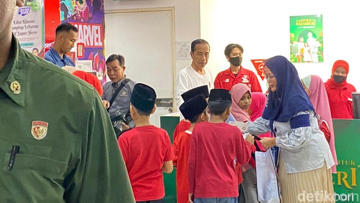 Presiden Jokowi Berbagi Kebahagiaan Lebaran dengan Menghadiahkan Busana untuk Anak Yatim di Plaza Senen