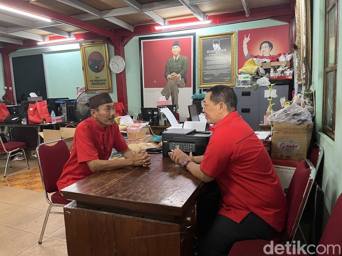 Kader PDIP Kota Solo, Wawanto, mendaftar sebagai calon Wakil Wali Kota Solo di Sekretariat DPC PDIP Solo, Selasa (9/4/2024).