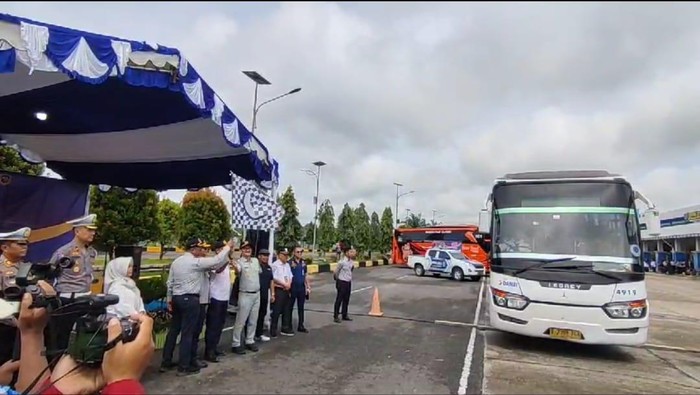 Kala Ratusan Orang Bisa Ikut Mudik Gratis Dirjen Perhubungan Darat Kementrian Perhubungan dengan Pemerintah Provinsi (Pemprov) Kalimantan Tengah memfasilitasi program mudik gratis bagi masyarakat.