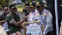Selain itu peserta mudik juga dibagikan kupon tebus murah sembako oleh Pemprov kalteng. Peserta mudik dapat membeli sembako seharga Rp 150.000 hanya dengan membayar Rp 20.000.