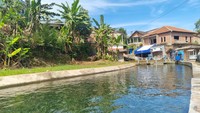 Terdapat dua area kali yang bisa dijajaki, di bagian sungai yang panjang, traveler dapat merasakan sensasi berenang di area pemukiman warga. Sedangkan di area lain, terdapat kolam aliran air yang tenang dan lebih tertutup. 