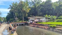 detikTravel berkesempatan berkunjung ke lokasi pada Minggu (7/4). Terlihat kali begitu segar. Namun, karena di waktu berpuasa, tak terlalu banyak orang yang berenang. Hanya beberapa anak yang berenang, pemancing, dan warga yang mencuci.
