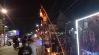 Warga sekitar tak pernah bosan mampir berfoto bersama keluarga.