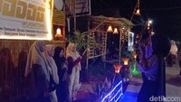 Sedikitnya ada 5 jenis taman hias bambu yang dibuat dari material bekas berjajar di sepanjang jalan.