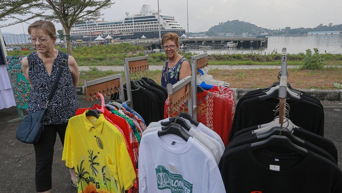 Sejumlah wisatawan mancanegara penumpang kapal pesiar MS Azamara Onward melihat suvenir yang dijual pelaku usaha kreatif di Dermaga CT-3 BPKS, Kota Sabang, Aceh, Selasa (9/4/2024). Kapal pesiar MS Azamara Onward mengangkut sebanyak 511 wisatawan dari berbagai negara untuk melakukan tur wisata ke Pulau Weh Sabang dengan mengunjungi sejumlah destinasi wisata jelang Lebaran Idul Fitri 1445 H, dan kunjungan ini diharapkan berdampak pada pertumbuhan ekonomi warga. ANTARA FOTO/Khalis Surry/pras.