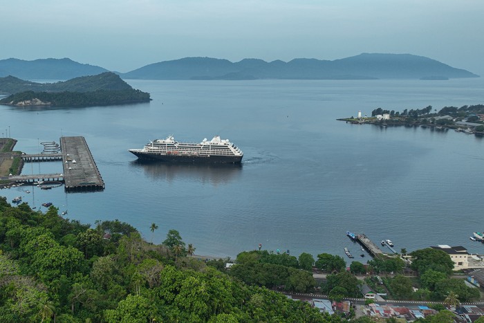 Sejumlah wisatawan mancanegara penumpang kapal pesiar MS Azamara Onward melihat suvenir yang dijual pelaku usaha kreatif di Dermaga CT-3 BPKS, Kota Sabang, Aceh, Selasa (9/4/2024). Kapal pesiar MS Azamara Onward mengangkut sebanyak 511 wisatawan dari berbagai negara untuk melakukan tur wisata ke Pulau Weh Sabang dengan mengunjungi sejumlah destinasi wisata jelang Lebaran Idul Fitri 1445 H, dan kunjungan ini diharapkan berdampak pada pertumbuhan ekonomi warga. ANTARA FOTO/Khalis Surry/pras.
