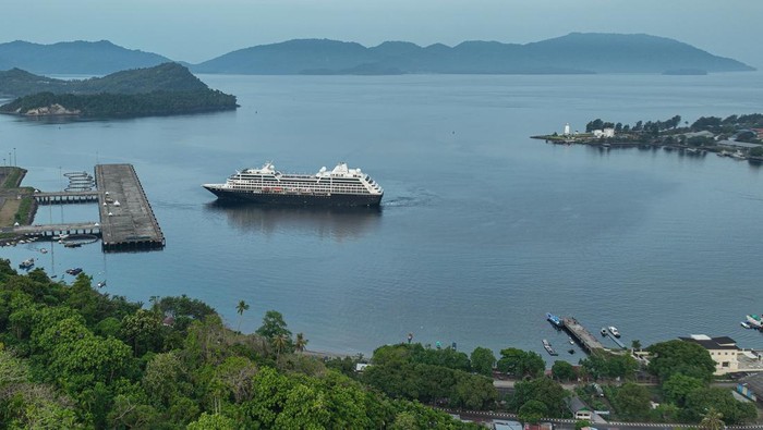 Sejumlah wisatawan mancanegara penumpang kapal pesiar MS Azamara Onward melihat suvenir yang dijual pelaku usaha kreatif di Dermaga CT-3 BPKS, Kota Sabang, Aceh, Selasa (9/4/2024). Kapal pesiar MS Azamara Onward mengangkut sebanyak 511 wisatawan dari berbagai negara untuk melakukan tur wisata ke Pulau Weh Sabang dengan mengunjungi sejumlah destinasi wisata jelang Lebaran Idul Fitri 1445 H, dan kunjungan ini diharapkan berdampak pada pertumbuhan ekonomi warga. ANTARA FOTO/Khalis Surry/pras.