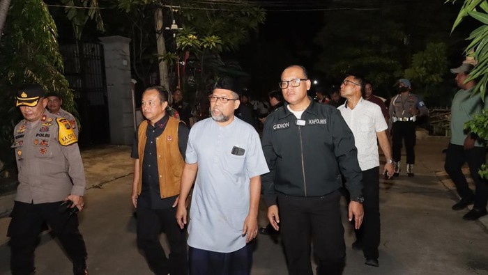 Kapolres Metro Jakarta Utara Kombes Gidion Arif Setyawan (ketiga dari kiri) melakukan patroli ke rumah warga yang ditinggal mudik.