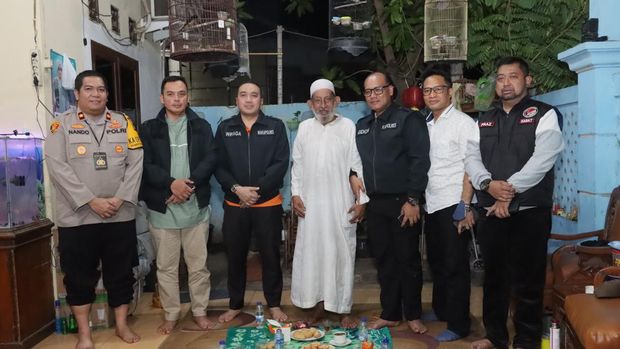 Kapolres Metro Jakarta Utara Kombes Gidion Arif Setyawan (ketiga dari kiri) melakukan patroli ke rumah warga yang ditinggal mudik.