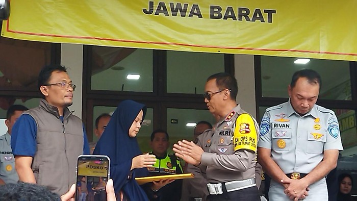 Kapolri Jenderal Listyo Sigit Prabowo memberikan tali asih kepada para korban kecelakaan maut di KM 58 Tol Jakarta-Cikampek (Japek). Pemberian tali asih Kapolri disampaikan oleh Kakorlintas Polri, Irjen Aan Suhanan, di RSUD Karawang, Selasa (9/4/2024).