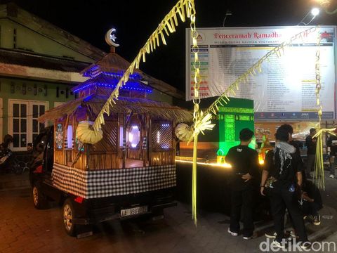 Kemeriahan Event Gema Takbir Jogja (GTJ) 2024 di Pelataran Masjid Gedhe Kauman, Jogja, Selasa (9/4/2024) malam.