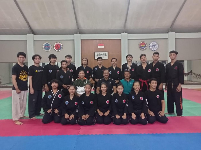 Ketum KONI DIY, Djoko Pekik Irianto, saat meninjau latihan tim Hapkido DIY. Diunggah Selasa (9/4/2024).