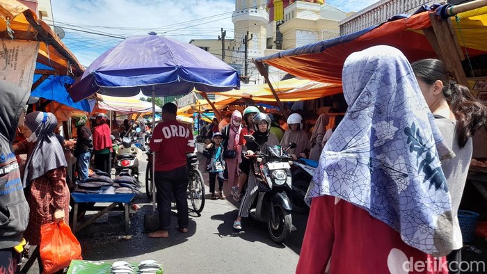 Kondisi Pasar Terong Makassar pada H-1 Lebaran Idul Fitri 1445 H.
