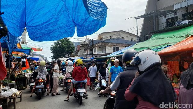 Kondisi Pasar Terong Makassar pada H-1 Lebaran Idul Fitri 1445 H.