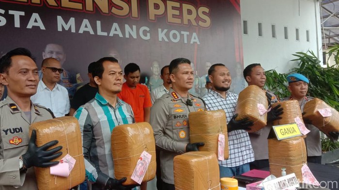 Konferensi pers penangkapan kurir ganja 42 kg di Kota Malang.